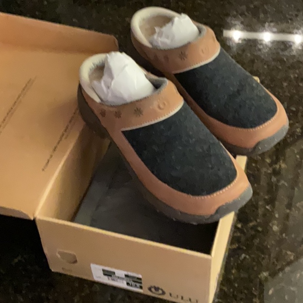 Women’s Cozy Black and Tan Clogs